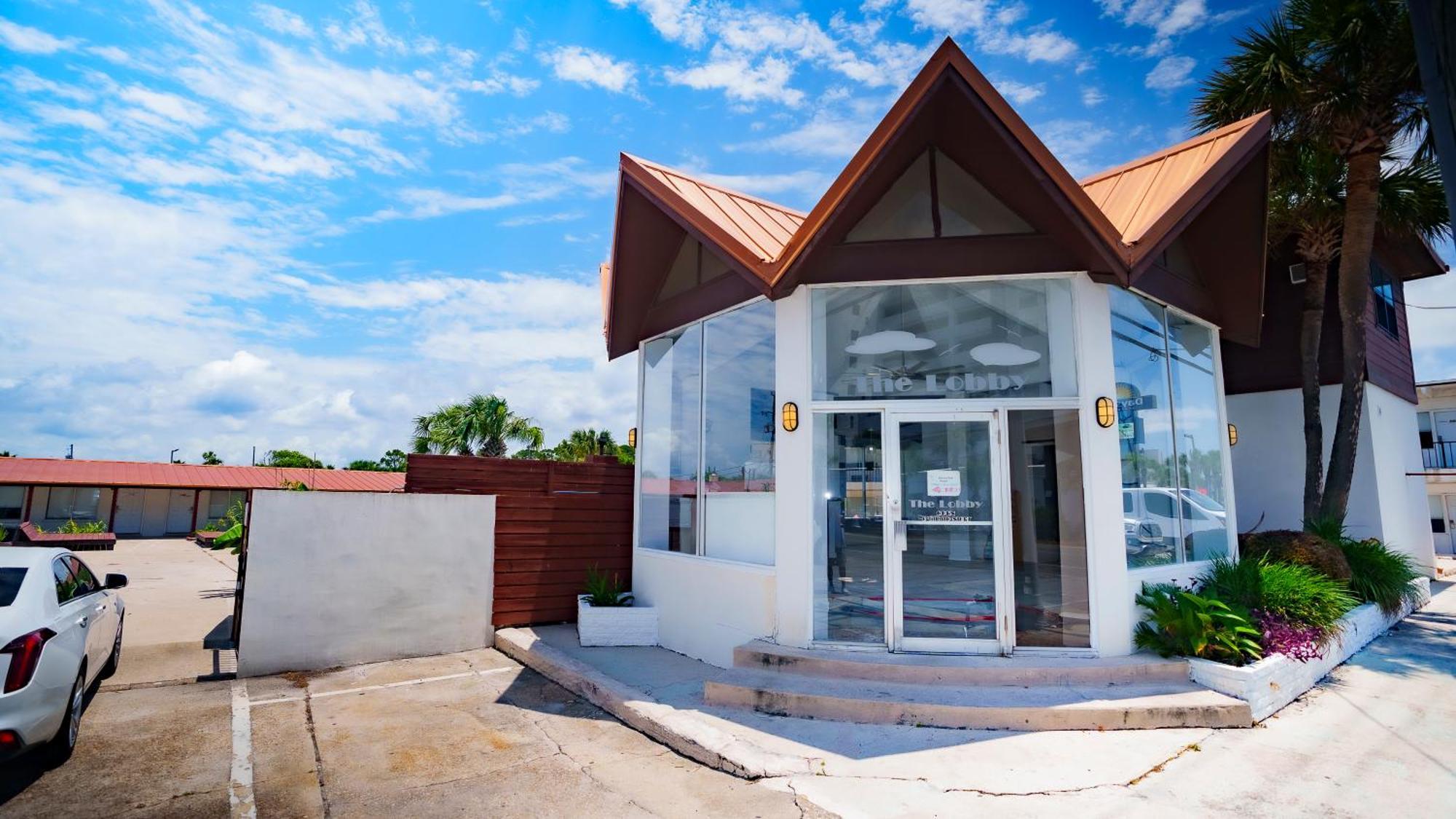 Banana Peel Hotel *